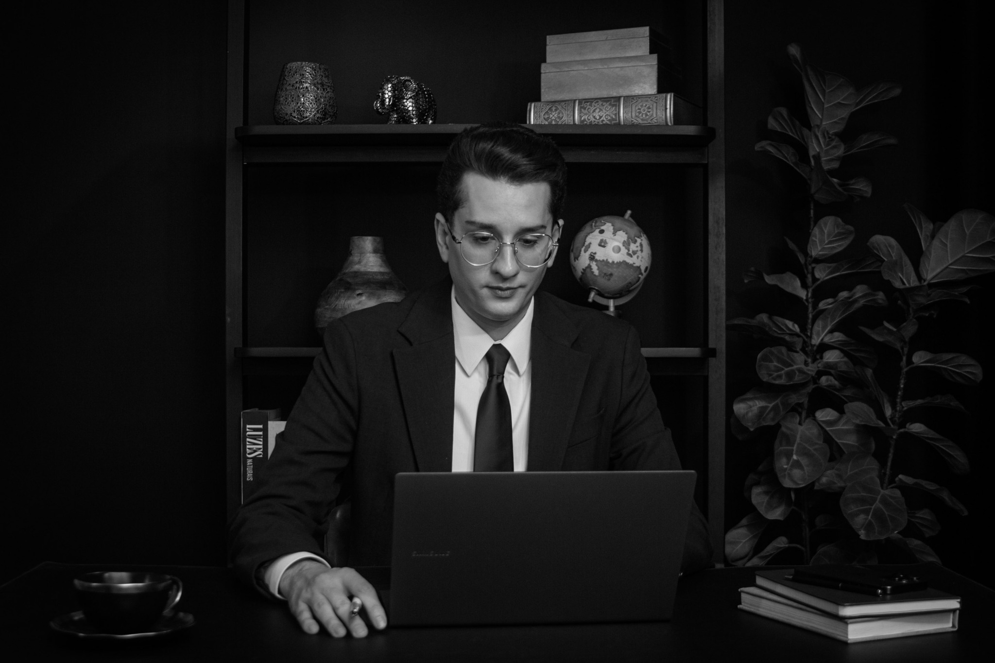 Welder Moura trabalhando ao computador em uma mesa de escritório.